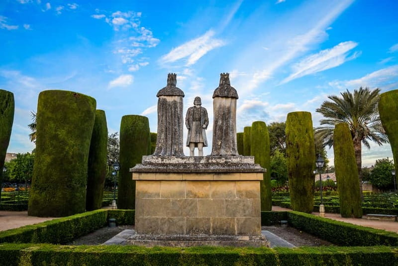 Córdoba: Mosque-Cathedral, Jewish Quarter and Alcázar Tour - Walking the Judería and meeting Maimonides