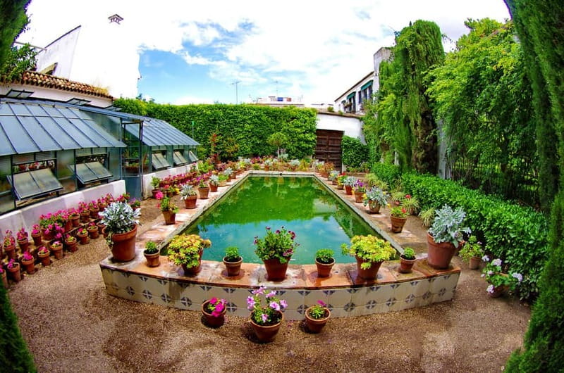 Córdoba: Viana Palace Courtyards Guided Tour - Meeting your guide at the main gate