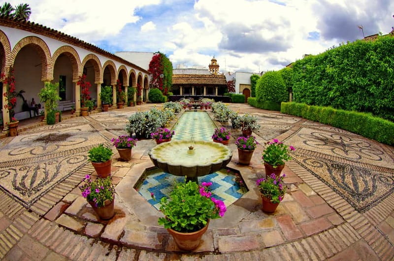 Córdoba: Viana Palace Courtyards Guided Tour - The Muslim patio and the first change of mood