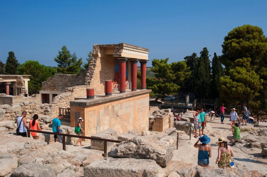 Crete: Knossos Palace, Heraklion City, Market Guided Tour - Guides, languages, and the style of the day