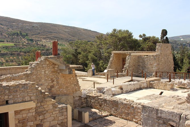 Crete Minoan Discovery Tour with Knossos Palace, Heraklion, and Live Dance Show - Exploring Heraklion’s old town