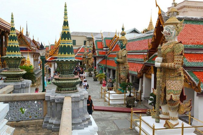 Damnern Saduak Floating Market, Grand Palace and Wat Phra Keo Tour from Bangkok - Lunch in an atmospheric setting