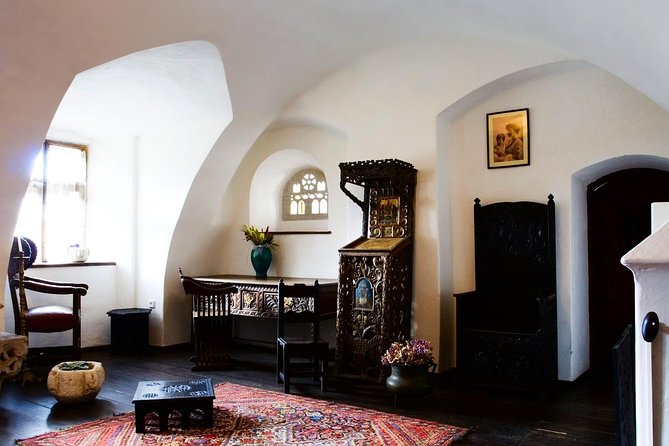 Day Trip Through Brasov in Transylvania and Bran, Peles, and Rasnov Castles - Guides can shape the whole experience