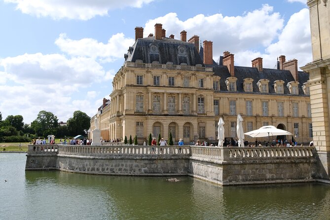 Day Trip to Fontainebleau : Horse Riding, Gastronomy and Castle - A gastronomic lunch with wine between major stops
