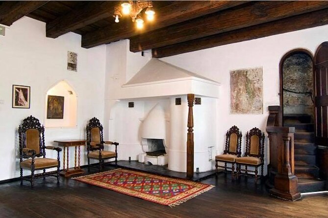 Dracula's Castle - Private Tour with Peleș Castle and Brașov city - The guide and the private format
