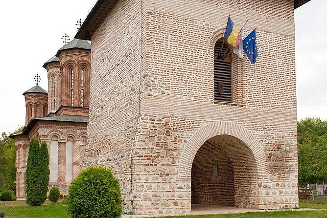Dracula's Tomb and Mogosoaia Palace, Private Tour from Bucharest - What the private format adds