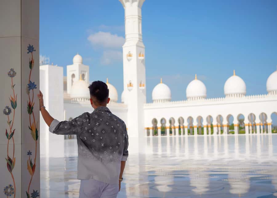 Dubai: Abu Dhabi Day-Trip Grand Mosque, Royal Palace & Lunch - Etihad Towers and the 74th-floor view