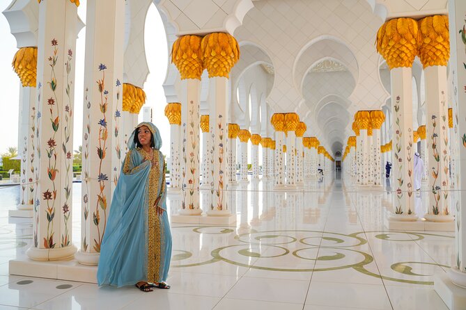 Dubai To Abu Dhabi: Grand Mosque, Royal Palace & Etihad Towers - Lunch near the mosque