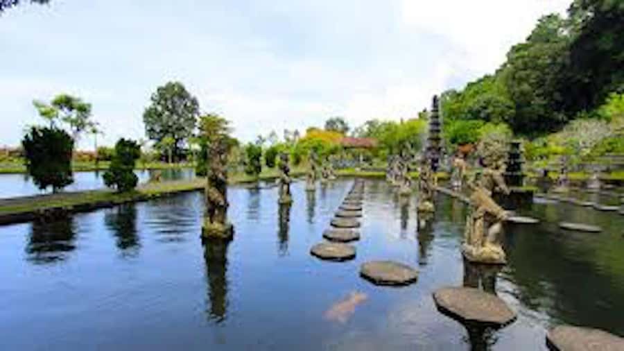 East Bali: Lempuyang Gates, Tenganan, & Water Palaces Tour - Tirta Gangga and its floating stepping stones