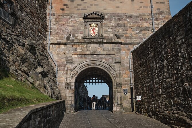 Edinburgh Castle Guided Walking Tour & Holyrood Palace Ticket - Two Edinburgh landmarks with two different moods