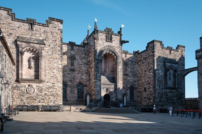Edinburgh Castle Guided Walking Tour & Holyrood Palace Ticket - What the live castle guide adds