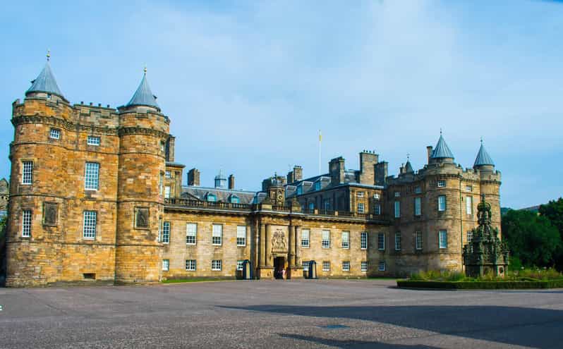 Edinburgh: Harry Potter Tour & Palace of Holyrood Entry - Starting on the Royal Mile and reaching Waverley Station