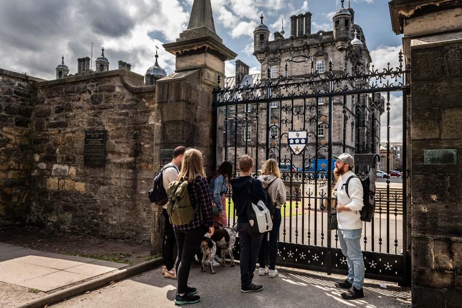 Edinburgh: Harry Potter Tour & Palace of Holyrood Entry - Greyfriars Kirkyard and the Tom Riddle connection