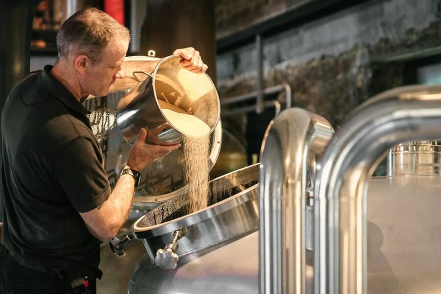 Edinburgh: Holyrood Distillery 'Journey to Whisky' Tour - Four drams that explain the process