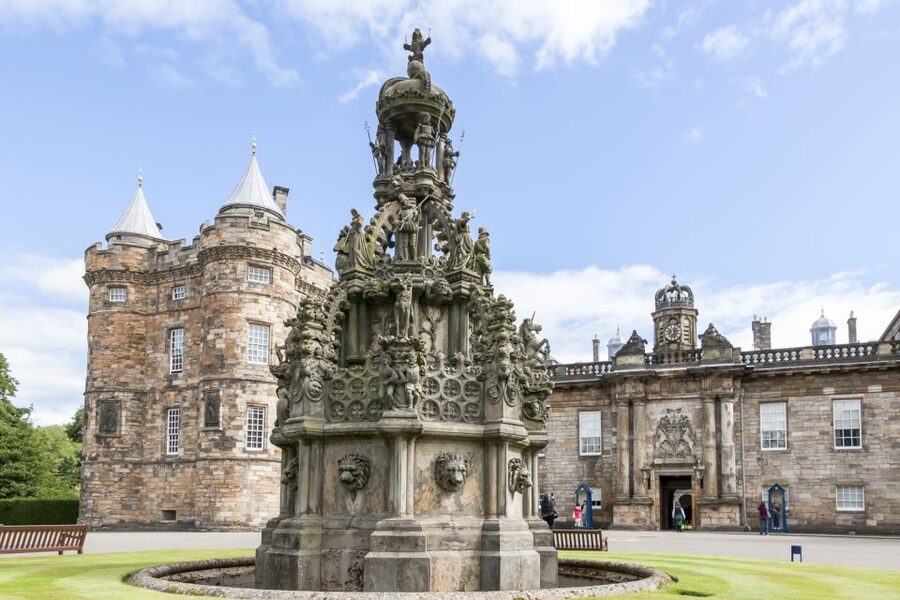 Edinburgh: Palace of Holyroodhouse Entry Ticket - The gardens frame the palace and Holyrood Park