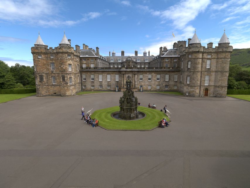 Edinburgh: Palace of Holyroodhouse Entry Ticket - How the multimedia guide affects your visit