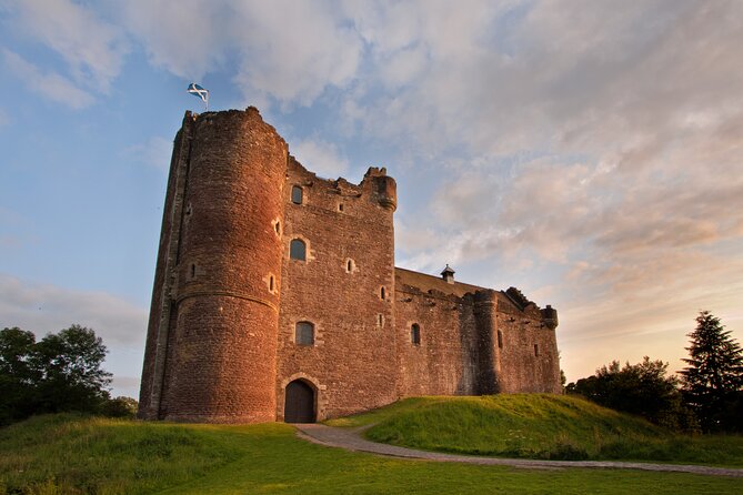 Edinburgh: Private Outlander, Palaces & Jacobite Experience - Linlithgow Palace gives the day more depth