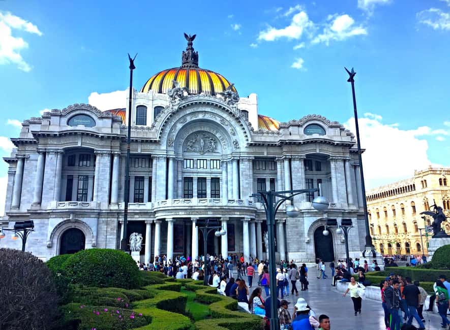 Enjoy the Folkloric Ballet at the Palacio de Bellas Artes - Palacio de Bellas Artes adds half the drama