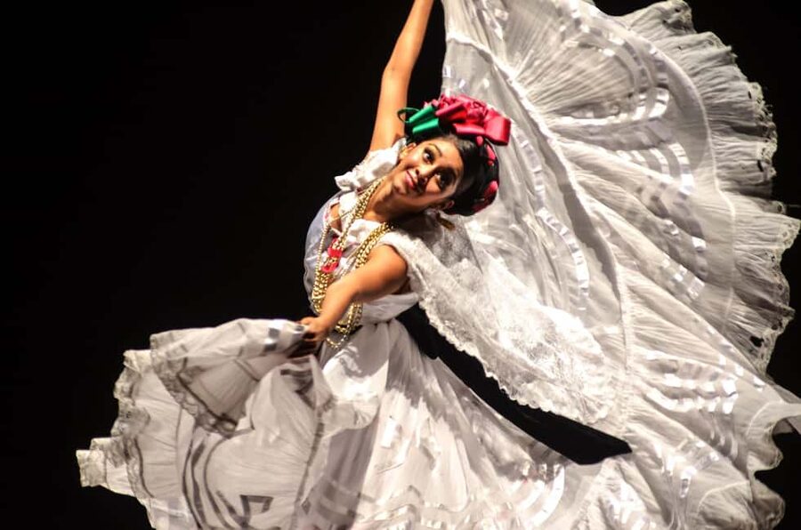 Enjoy the Folkloric Ballet at the Palacio de Bellas Artes - What the one-hour performance feels like