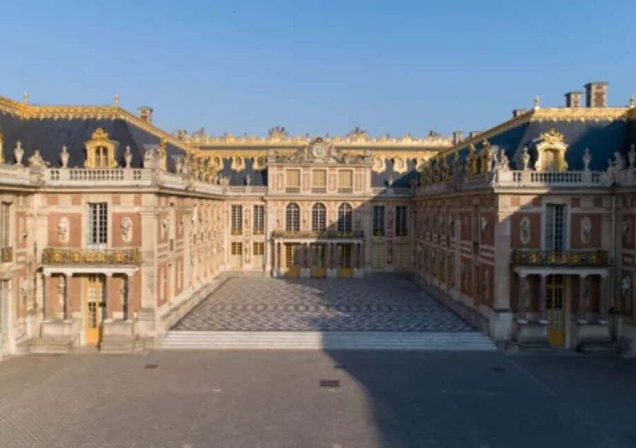 Excursion from Paris to Versailles Palace by Tootbus - Meeting the coach in central Paris