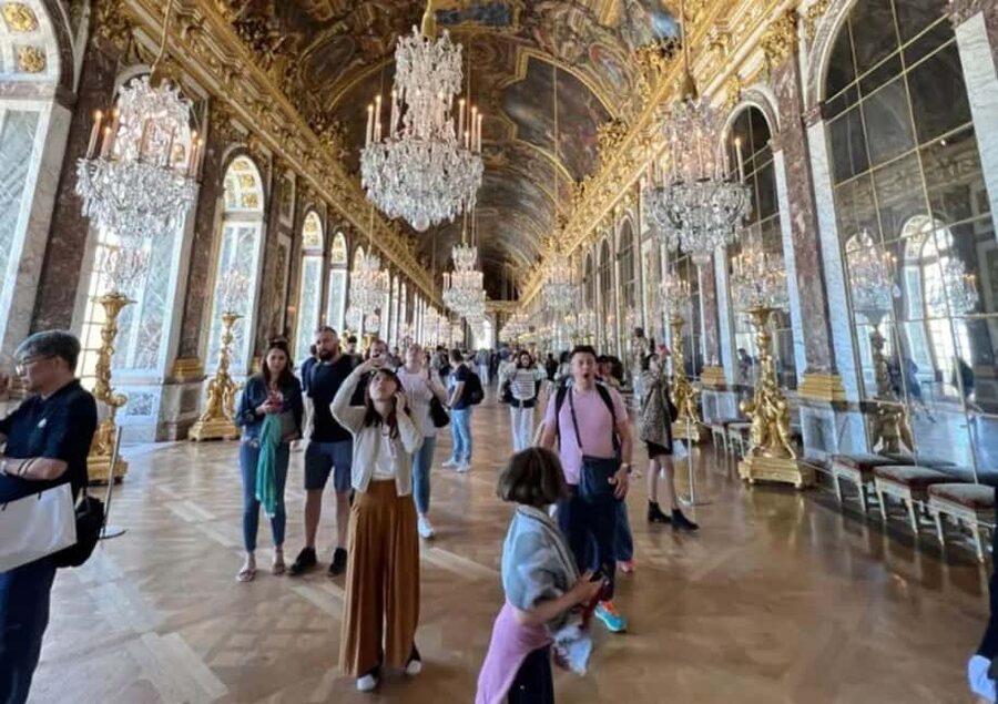 Excursion from Paris to Versailles Palace by Tootbus - Arriving at the Palace of Versailles