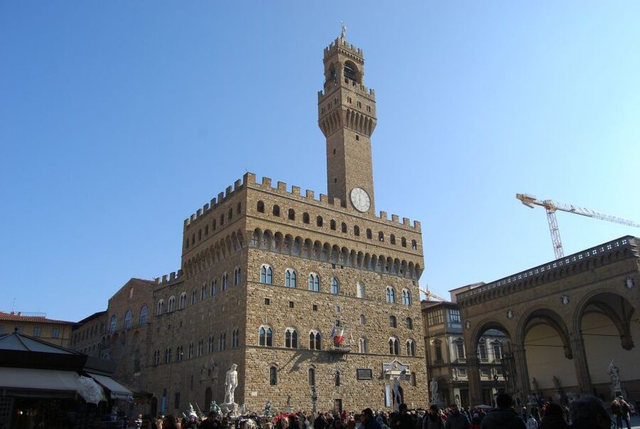 Florence: Palazzo Vecchio Guided Tour - Meeting your guide behind the Neptune Fountain