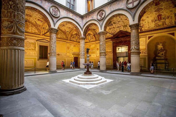 Florence: Palazzo Vecchio Skip-the-Line Entry Ticket - Finding the host beside the Palazzo Vecchio entrance