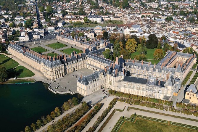 Fontainebleau and Vaux-Le-Vicomte Castle Small-Group Day Trip From Paris - Meeting the group at 8:30 in Paris