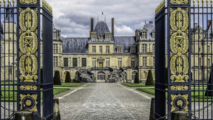 Fontainebleau Castle Private guided tour from Paris - Pickup in Paris and the private ride