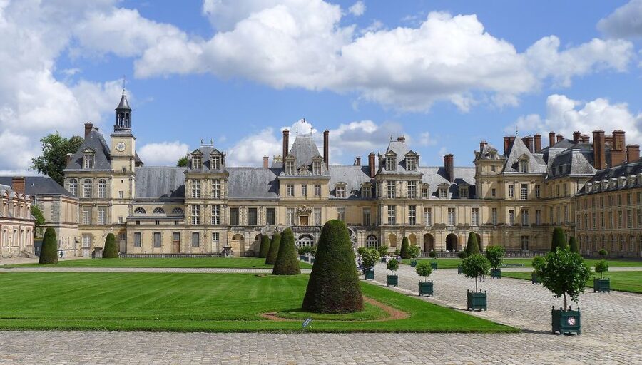 Fontainebleau: Palace Private Guided Tour with Ticket - Why Fontainebleau feels different from Versailles