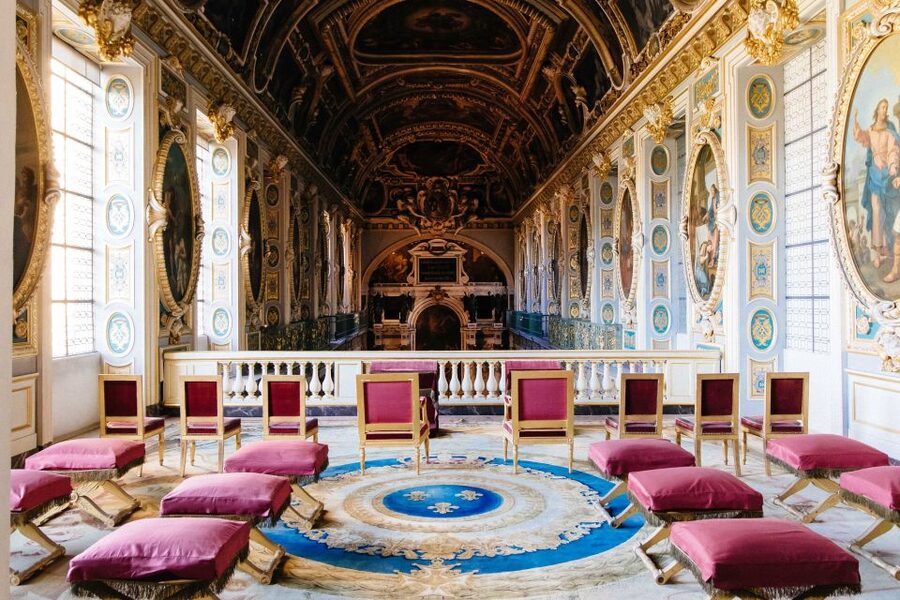 Fontainebleau: Palace Private Guided Tour with Ticket - The first steps inside the royal palace