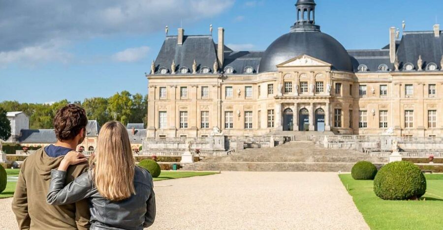 Fontainebleau & Vaux-le-Vicomte Châteaux Day Tour from Paris - Meeting the coach in Paris
