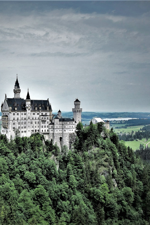 From Füssen: Neuschwanstein & Linderhof Castles Private Tour - Oberammergau gives the day a welcome pause