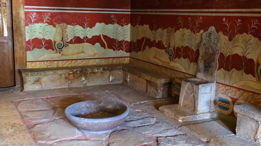From Heraklion: Historical Center City Tour & Knossos Palace - A long morning on the coach