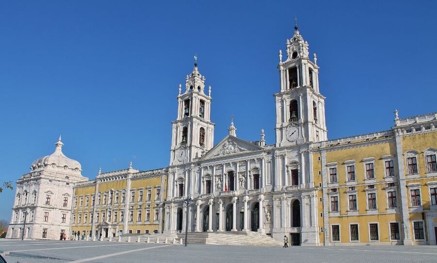 From Lisbon: Óbidos and Mafra Palace Private Tour - Two very different stops from Lisbon