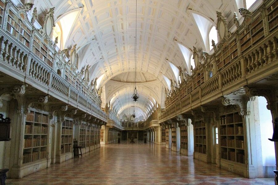 From Lisbon: Óbidos and Mafra Palace Private Tour - The public holiday warning matters