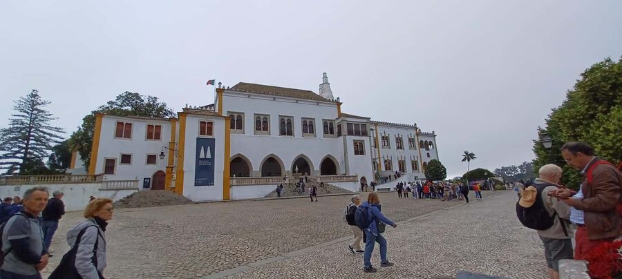 From Lisbon: Tour to Pena Palace, Sintra, and Cascais - Who should choose this tour