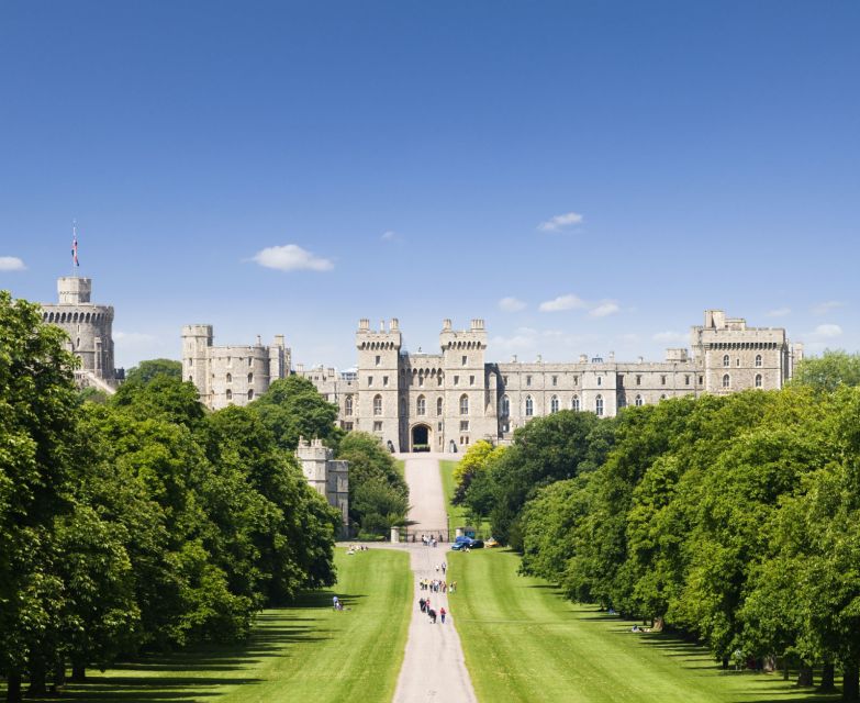 From London: Extended Visit to Windsor Castle and Stonehenge - Finding the coach before the morning rush