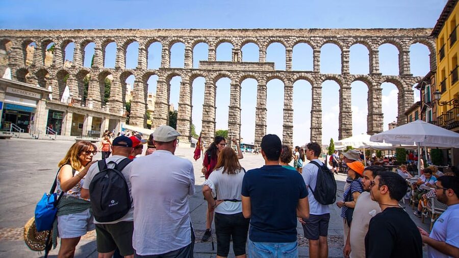 From Madrid: Guided Day Trip to Segovia, optional Alcázar - Meeting in central Madrid at 9am