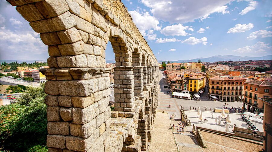 From Madrid: Guided Day Trip to Segovia, optional Alcázar - How the bilingual format affects the day