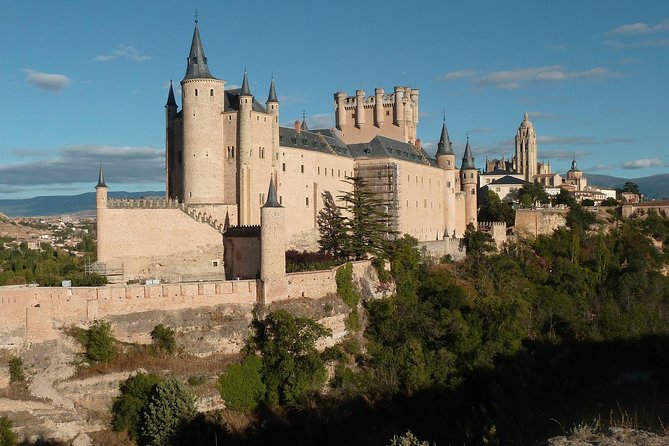 From Madrid: Segovia & Toledo with Alcazar and Cathedral - Guide style and the size of the group