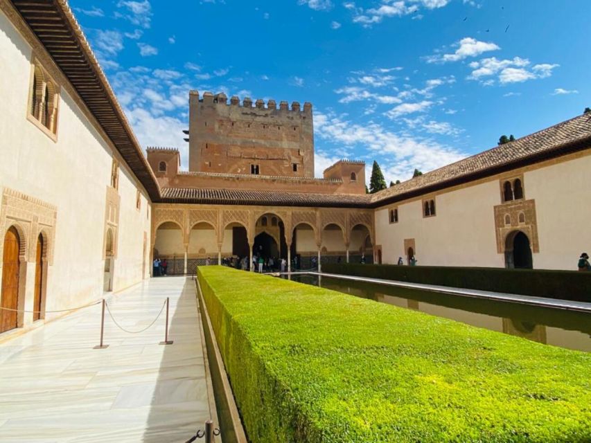From Malaga: Alhambra Guided Tour with Entry Tickets - Starting the Alhambra visit