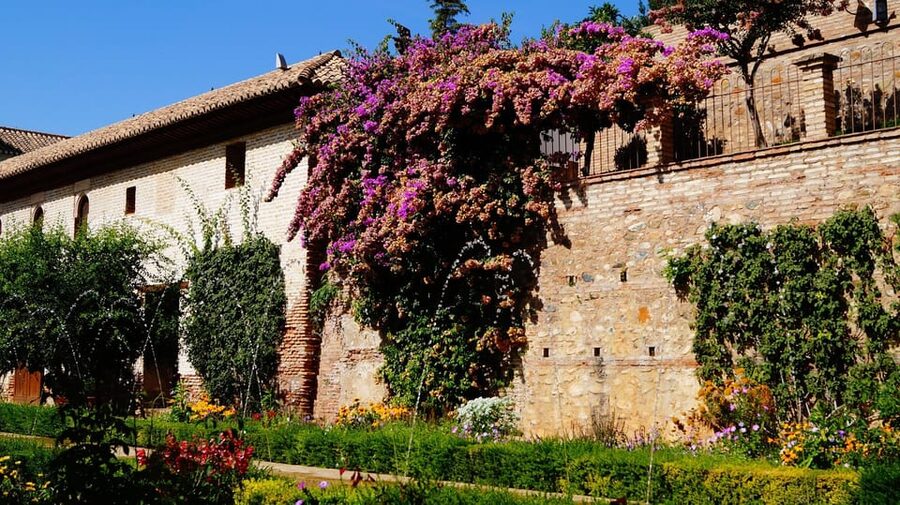 From Málaga: Sunset Alhambra Tour with Tickets - Generalife gardens and the first taste of royal retreat