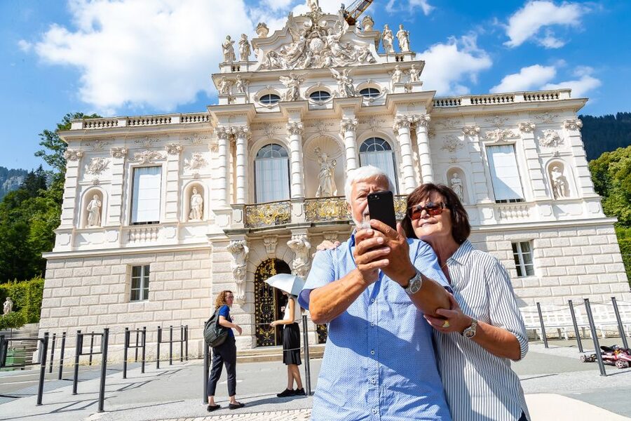 From Munich: Neuschwanstein & Linderhof Castle Full-Day Trip - How the day handles a large group