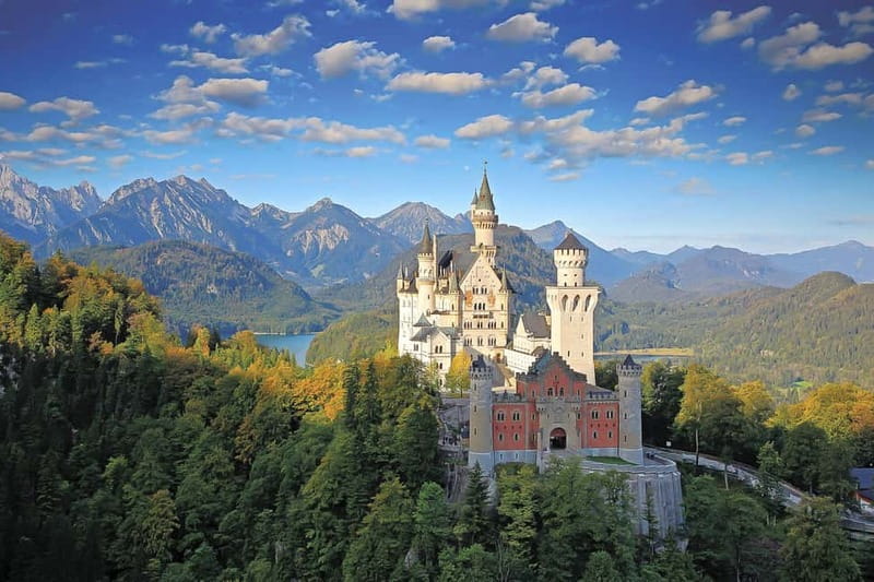 From Munich: Neuschwanstein & Linderhof Castle Full-Day Trip - Meeting at Karlsplatz and settling into the coach