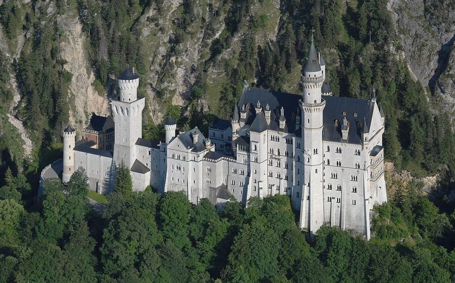 From Munich: To Neuschwanstein Castle, Linderhof, Oberammerg - Driver service versus guided sightseeing