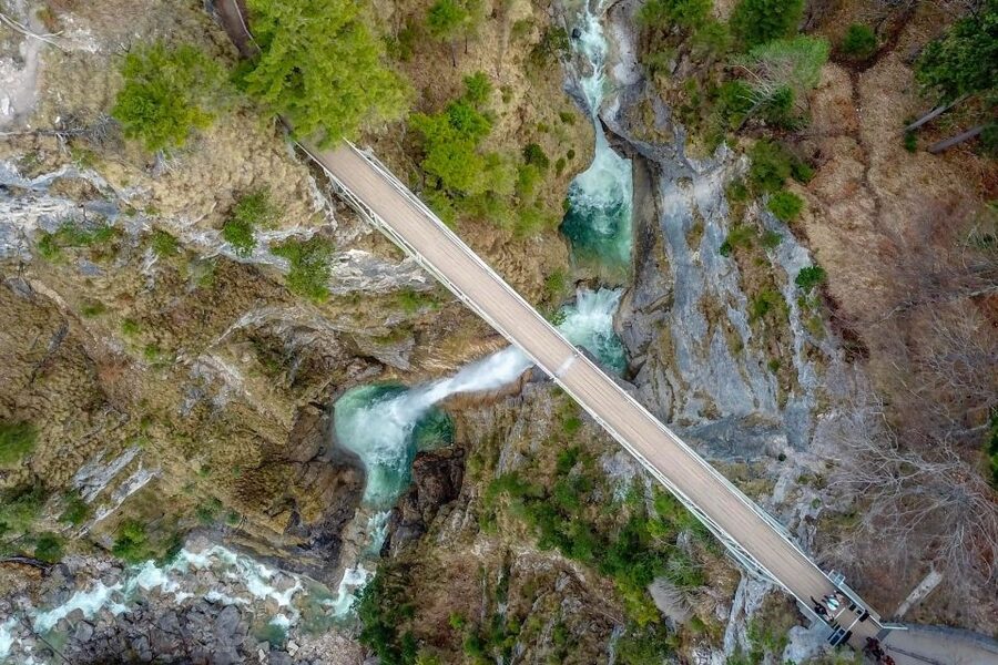 From Munich: Trip to Neuschwanstein & Linderhof in Spanish - Linderhof Palace and its formal gardens