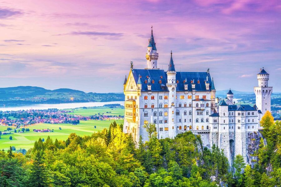 From Munich: Trip to Neuschwanstein & Linderhof in Spanish - Meeting under Karlstor Gate in Munich