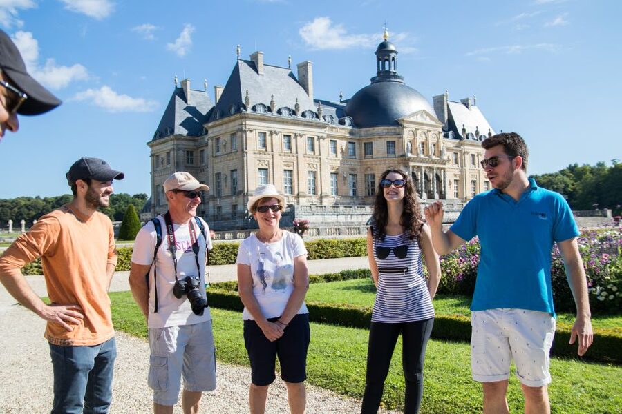 From Paris: Chateau de Fontainebleau & Vaux-Le-Vicomte Tour - Lunch in Fontainebleau, with one hour to choose