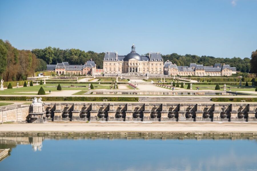 From Paris: Chateau de Fontainebleau & Vaux-Le-Vicomte Tour - Why the audio guide format matters